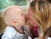 تقبيل الأطفال يعرضهم لأمراض فيروسية وبكتيرية خطيرة.. تعرف على التفاصيل