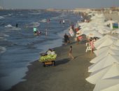 صور.. "شاطئ بورسعيد" منطقة جذب للمصطافين لرماله الناعمة ومناظره الطبيعية 