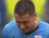 كأس العالم 2018.. مدافع أوروجواى يبكى بعد وداع المونديال.. فيديو