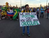 كأس العالم 2018.. مشجع برازيلى يسخر من بلجيكا عن طريق الشوكولاتة
