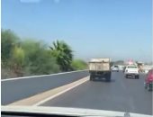 فيديو.. سيارة نقل يتطاير منها المخلفات على طريق القاهرة الإسكندرية الصحراوى