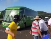 فيديو.. رشق حافلة البرازيل بالبيض بعد العودة من روسيا 