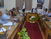 محافظ الوادى الجديد يبحث إجراءات تنفيذ أول مزرعة خيرية للأيتام