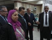 رئيس جامعة الأزهر يتفقد مستشفى الزهراء للاطمئنان على مرضى "الحسين الجامعى"