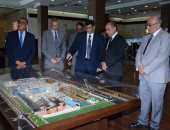 صور.. وزير الطيران يتفقد شركتى مصر للطيران للخدمات الأرضية والجوية 