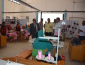 صور.. مصنع ملابس محافظة الوادى الجديد يستكمل إنتاج الزى المدرسى للطلاب  
