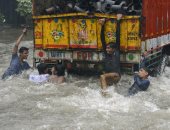 صور.. الأمطار الموسمية تعرقل المرور والدراسة فى مدينة مومباى الهندية