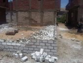 صور.. إيقاف أعمال بناء 3 أبراج مخالفة بأبو فليو بالمنيا