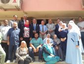 صور.. نقيب أطباء مصر يُكرم أبطال مستشفى الحسين الجامعى بالورود