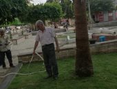 صور.. رئيس حى أول الزقازيق يشارك العمال فى تجميل حدائق شارع الجلاء