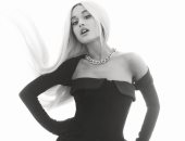 شاهد.. إريانا جراند تتصدر غلاف مجلة Elle لشهر أغسطس المقبل 