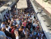 صور.. تكدس مئات المواطنين داخل محطة المترو بالمطرية
