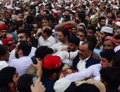 صور.. الآلاف يشيعون سياسيا باكستانيا قتل فى هجوم انتحارى