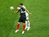 كأس العالم 2018.. "سمكة ميتة" داخل ملعب مباراة كرواتيا ضد إنجلترا "صور"