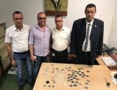 جمارك برج العرب تحبط محاولة تهريب قلادات ذهبية وعملات فضية