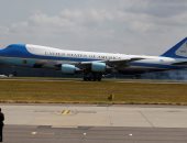 صور.. هبوط طائرة الرئيس الأمريكى بمطار ستانستد بلندن