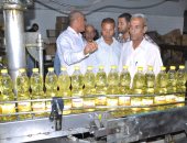 فيديو وصور..  تموين أسيوط يفاجئ مصنع الزيوت ببنى قرة ويسحب 3 عينات لتحليلها