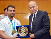 محافظ القليوبية يكرم بطل دورة ألعاب البحر المتوسط فى رفع الأثقال