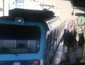 صور.. عودة حركة مترو الأنفاق بالمرج بعد رفع العربتين الخارجتين عن القضبان