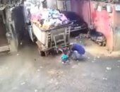 فيديو.. طفل صغير ينجو من الموت بعد مرور شاحنة من فوقه فى لبنان