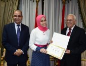 محافظ بورسعيد يكرم "ندى" الأولى على الثانوية العامة