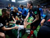 صور.. لاعبو كرواتيا يسقطون مصورًا خلال الاحتفال بالهدف الثانى
