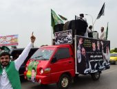 صور.. مؤيدو رئيس وزراء باكستان السابق نواز شريف يتظاهرون مرحبين بوصوله من لندن