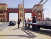 صور.. صيانة الإنارة العامة ببوابة الخارجة وأعلى منطقة النقب بالوادى الجديد