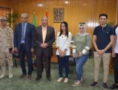 محافظ الإسماعيلية لطلاب إعلام سيناء: الدولة تسعى لتوفير مناخ مناسب للشباب