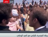 فيديو.. ماكرون يداعب طفلة خلال الاحتفال بالعيد الوطنى لفرنسا