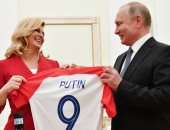 صور.. رئيسة كرواتيا تهدى بوتين قميص منتخب بلادها قبل نهائى كأس العالم