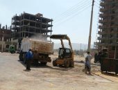 صور.. رفع 15 طن مخلفات وقمامة بشوارع حى الكوثر بسوهاج