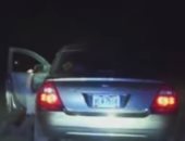 بالفيديو.. سيارة تجر شرطيا معلقا على الباب لأكثر من كيلومتر