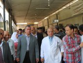 فيديو وصور.. محافظ كفر الشيخ يحيل 47 طبيباً من المستشفى العام للتحقيق