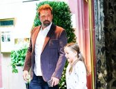 شاهد.. بن أفليك وابنته سيرافينا أثناء مغادرتهما أحد الفنادق بنيويورك