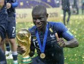 كيف أظهر كانتى صفة الخجل فى مراسم تتويج فرنسا بلقب كأس العالم ؟ 