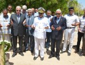 صور.. محافظ جنوب سيناء يضع إكليلًا من الزهور على قبر الرائد سامح مدحت