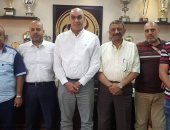 هشام نصر يستقبل وفدا من مدربى كرة اليد الفلسطينيين