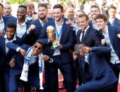منتخب فرنسا وماكرون يرقصون على سلالم الإليزية احتفالا بالتتويج بكأس العالم.. صور