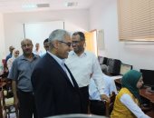 رئيس جامعة جنوب الوادى يتفقد معامل التنسيق أثناء تسجيل رغبات الطلاب