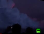 فيديو.. لحظة إصابة مركب سياحى بـ"قنبلة حمم" بركانية فى هاواى