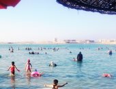 فيديو وصور.. شواطئ مطروح والساحل الشمالى تستقبل الهاربين من حرارة الصيف.. المنشآت السياحية ترفع شعار "كامل العدد والحجز مسبقاً".. زحام بالشواطئ نهاراً وعلى الكورنيش والمتنزهات ليلاً.. والكافيهات 24 ساعة