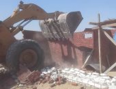 صور.. مجلس مدينة الغردقة يزيل التعديات على 70 فدانا من أراضى الدولة