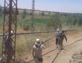 صور.. إحلال أبراج كهرباء بتكلفة 700 ألف جنيه فى قرية الهنداو بالداخلة
