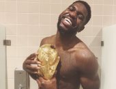 جنون الاحتفالات.. أومتيتي يستحم مع كأس العالم