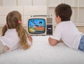 متستهونش.. ترك الأطفال أمام التلفزيون يعرضهم للانطوائية ومشاكل فى الكلام