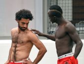 ساديو مانى يطمئن على إصابة محمد صلاح فى تدريبات ليفربول