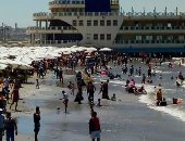 صور.. إقبال كبير من المصطافين على شواطئ بورسعيد هربا من حرارة الجو
