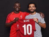 مانى يحتفل مع محمد صلاح بالحصول على القميص رقم 10 فى ليفربول