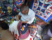 صورة اليوم.. "بالإبرة والإبداع" الخيامية حرفة تحكى تاريخ